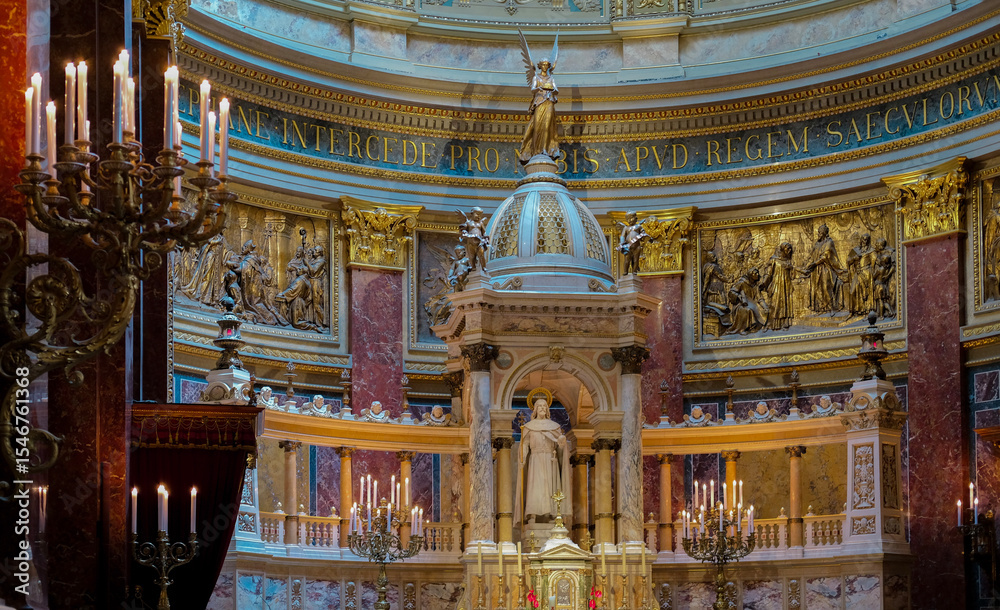 Obraz premium Grand church altar with statue of Christ, golden reliefs, and domed baldachin. Marble steps and candle holders frame the sacred scene.