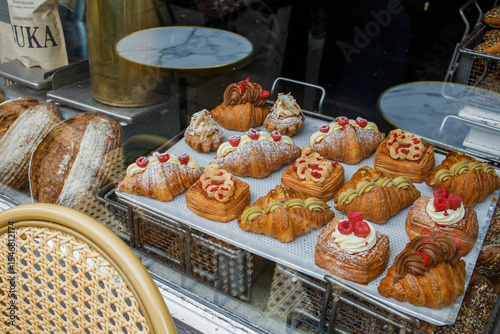 Quadro su tela Danish pastry on a a cafe showcase behind the window: view from the street