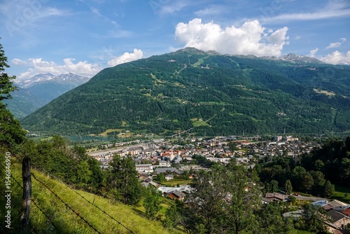 Vue aérienne sur Bourg-Saint-Maurice depuis les petites hauteurs des alpages, avec tons vifs