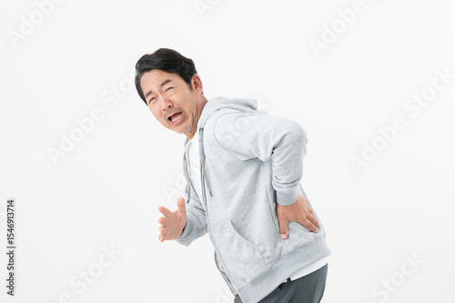 腰痛に悩むミドル男性