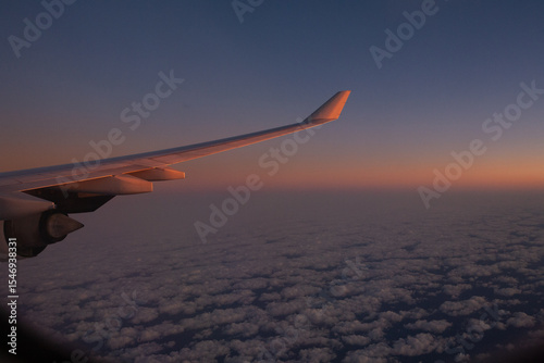 Detalle ala avión mientras anochece volando