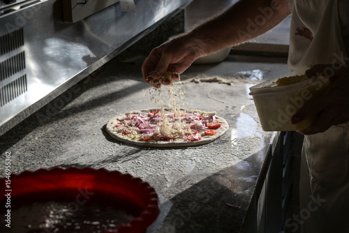 Bilde på lerret preparazione di una pizza sul bancone di una pizzeria