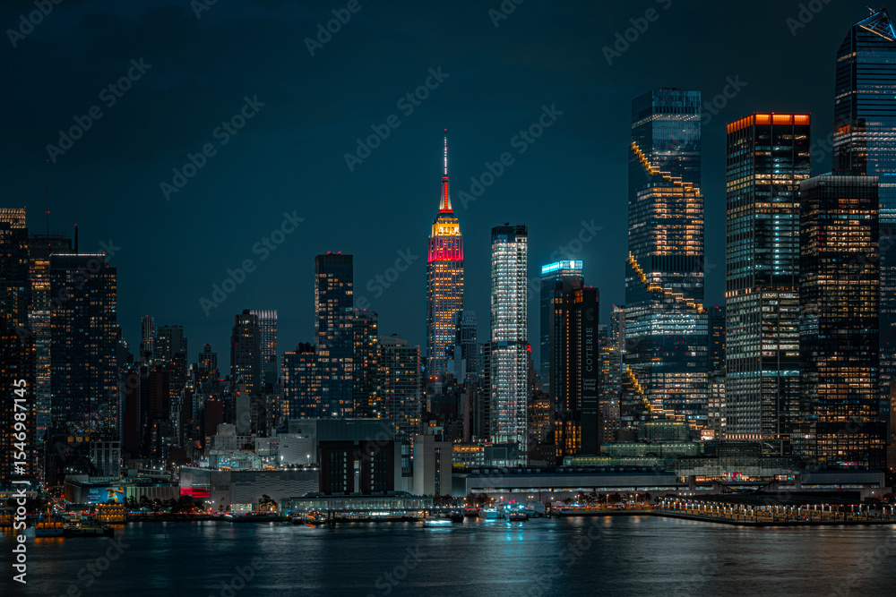 Obraz premium New York skyline with Empire State Building from Hamilton Park