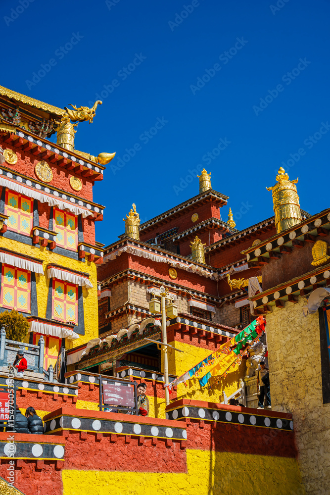 Obraz premium Grand Architecture of Songzanlin Monastery on a Sunny Day