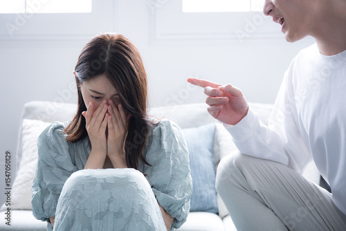 Foto モラハラなど夫婦やカップルなどの喧嘩や怒るハラスメントのイメージ