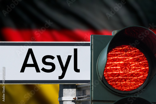 Flagge von Deutschland, rote Ampel und Schild Asyl