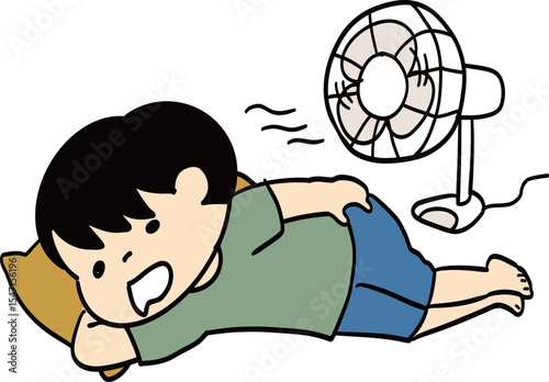 扇風機の前でうたた寝する男の子