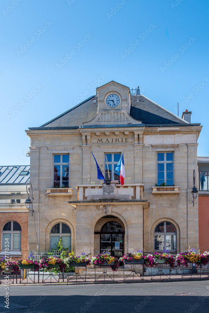 Fototapeta premium Façade de la mairie de Châtillon, anciennement Châtillon-sous-Bagneux, commune française du département des Hauts-de-Seine en région Île-de-France