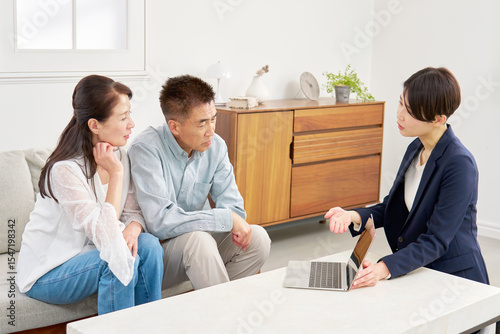 セールスレディと話すシニア夫婦　リビング