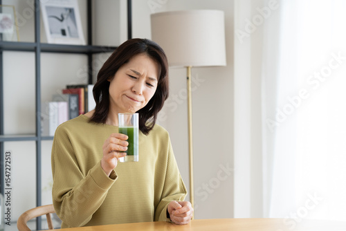 Schilderij op canvas 青汁を飲むミドルの女性