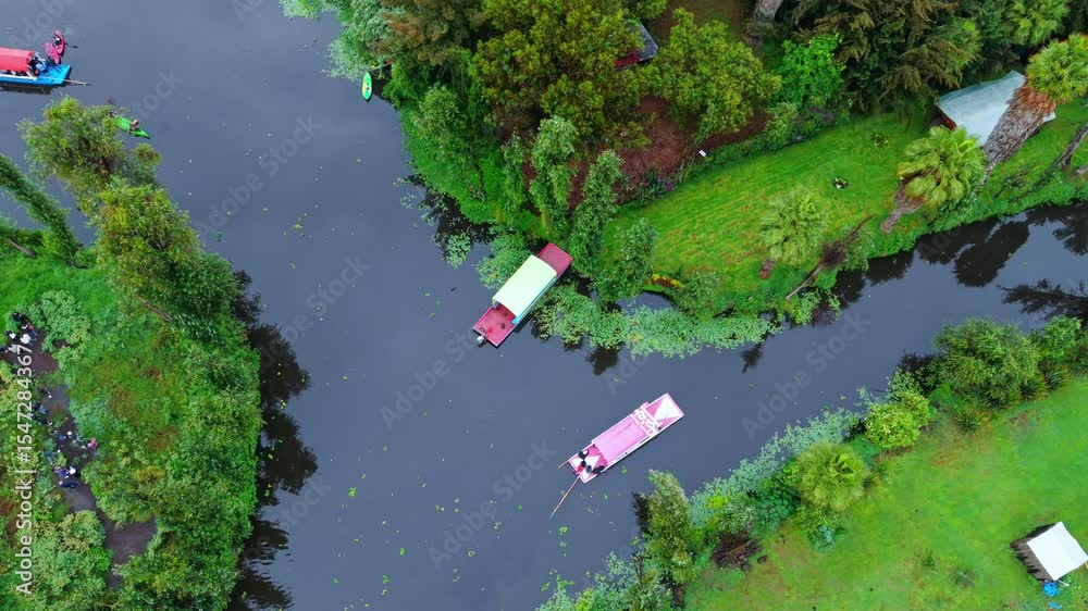 Parque Ecológico de Xochimilco, Ciudad de México, Canales de agua con trajineras de colores y kayak en el lago, viajes y turismo en México visita a chinampas