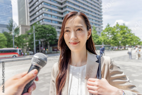 インタビューを受けるビジネスウーマン