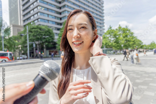 インタビューを受ける女性