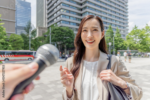 都内でインタビューを受ける女性