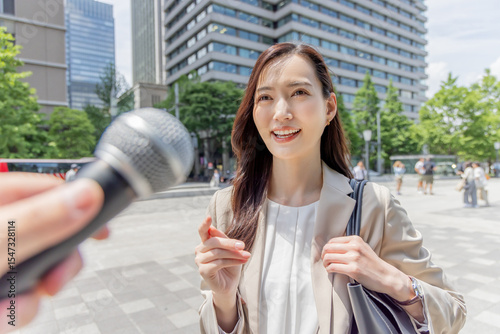 街頭インタビューを受ける女性