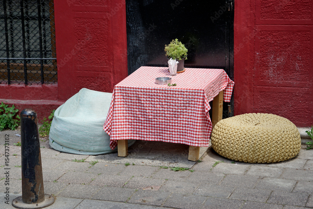 Obraz premium Cozy Istanbul cafe welcomes guests with warmth