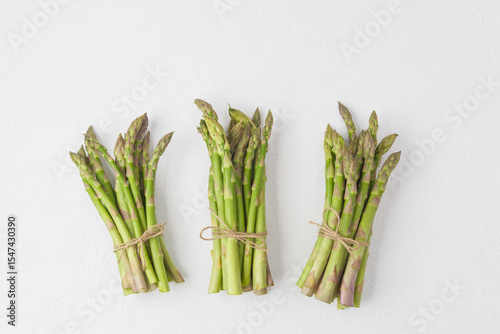 Ταπετσαρία Fresh green asparagus bunches on white textured background