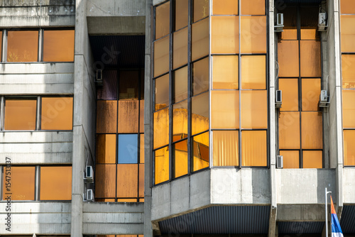 Brutalistisches Regierungsgebäude mit orangefarbenen Fenstern in Belgrad
