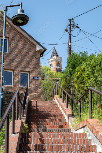 Treppenaufgang in Zemun mit Blick auf den Gardoš-Turm