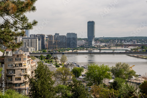 Skyline von Belgrad mit Fluss Save und modernen Gebäuden