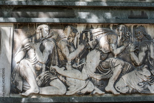 Relief antiker Szene an verwitterter Hauswand