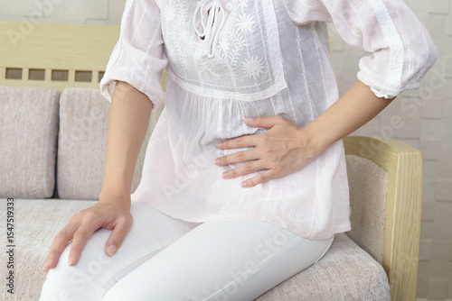 Tableau sur toile お腹を押える体調不良の女性