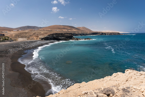 Plage de sable noir dans le village d'Ajuy sur l'île de Fuerteventura en Espagne