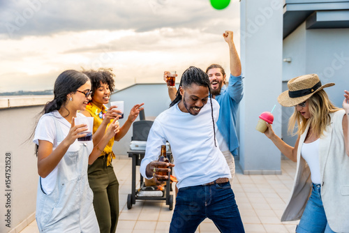 Canvas Print Friends dancing and drinking at rooftop party
