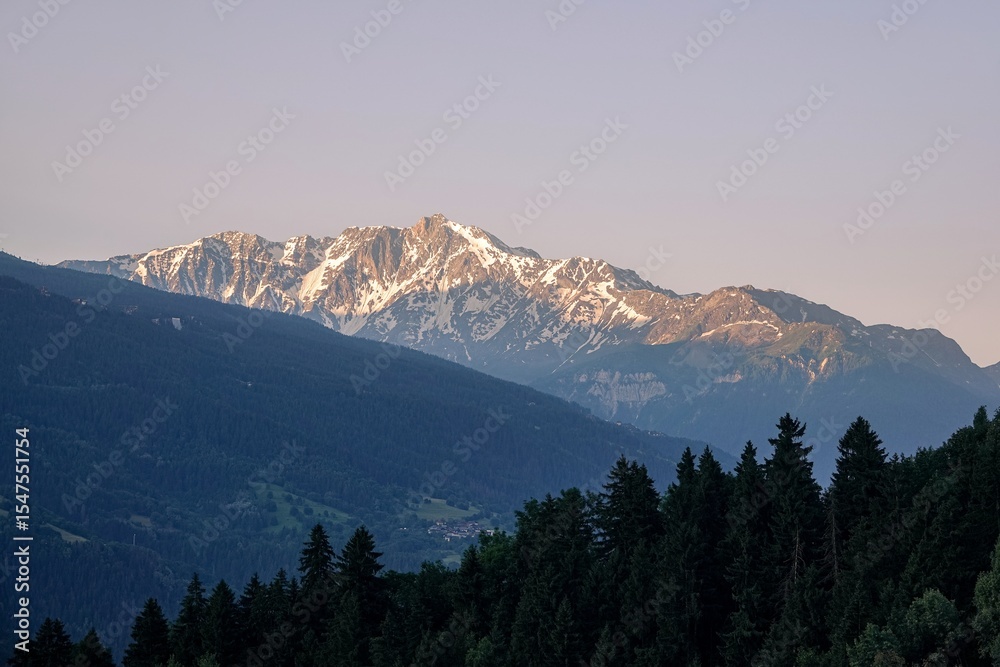 Obraz premium Vue en hauteur sur le massif de la Tarentaise au lever du jour en été, avec tons contrastés