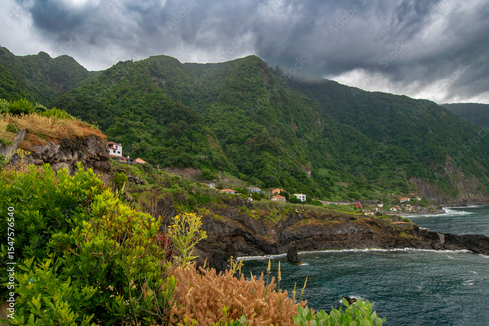 Fototapeta premium Green hill at the ocean in Madeira