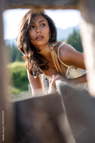 Summery fashion shoot in the mountains with two young women in modern cowgirl and trend-inspired outfits. Confident looks and natural scenery – perfect for lifestyle and fashion branding.