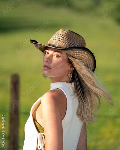 Summery fashion shoot in the mountains with two young women in modern cowgirl and trend-inspired outfits. Confident looks and natural scenery – perfect for lifestyle and fashion branding.