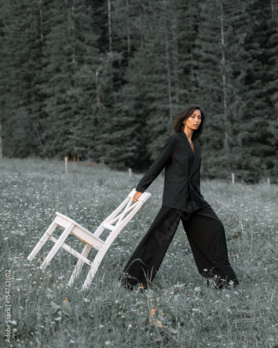 Summery fashion shoot in the mountains with two young women in modern cowgirl and trend-inspired outfits. Confident looks and natural scenery – perfect for lifestyle and fashion branding.