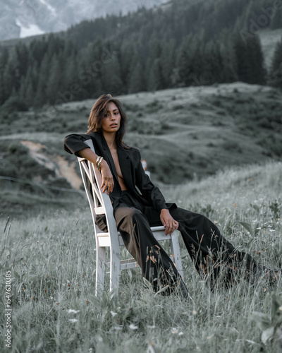Summery fashion shoot in the mountains with two young women in modern cowgirl and trend-inspired outfits. Confident looks and natural scenery – perfect for lifestyle and fashion branding.
