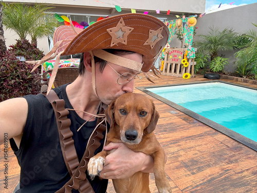 homem em festa julina com cachorro caramelo 