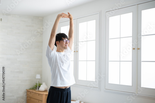 Free Download 部屋でリラックスする男性 - GFXLoad