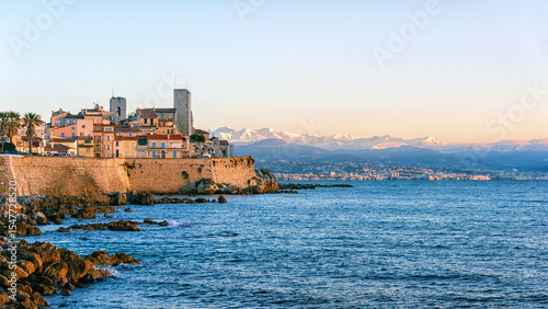 Fototapeta Naklejka Na Ścianę i Meble -  The coastline on the French Riviera in Antibes