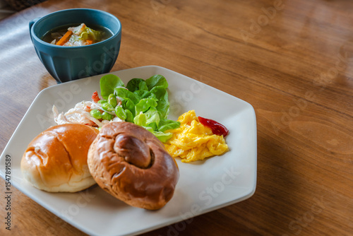 Western-style Breakfast with Bread and Scrambled Eggs / パンと卵の洋風朝食プレート
