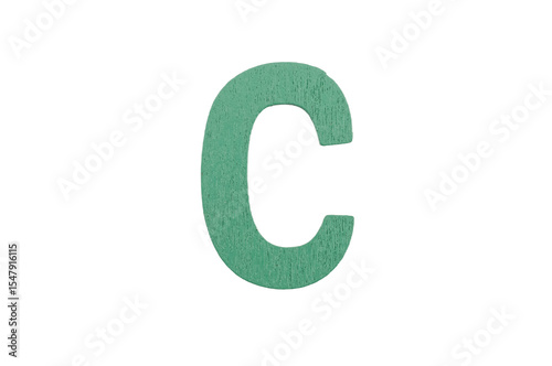 lettera dell'alfabeto C realizzata in legno colorato isolata su sfondo bianco o trasparente
