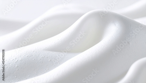 ふんわりとした泡と滑らかな質感が魅力のホイップフォーム・マクロ断面 – Macro Shot of Airy Whipped Foam with Smooth Waves and Gentle Texture