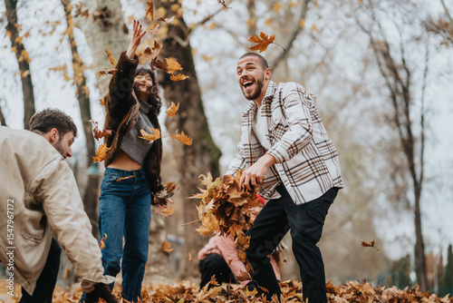 Foto A cheerful group of friends celebrates a crisp autumn day by playing outside in a park, joyfully throwing vibrant fallen leaves amidst the colorful natural beauty, smiling and full of happiness