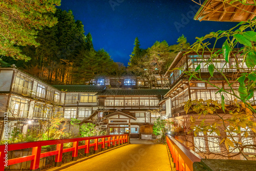 星が輝くレトロな雰囲気の旅館外観