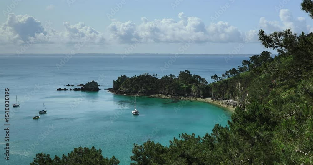 Bateaux de plaisances tous près de L'île Vierge sur la Presqu'île de Crozon