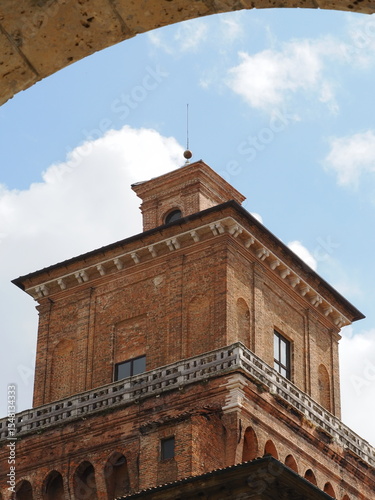 Una delle torri del castello estense. Ferrara, Italia.