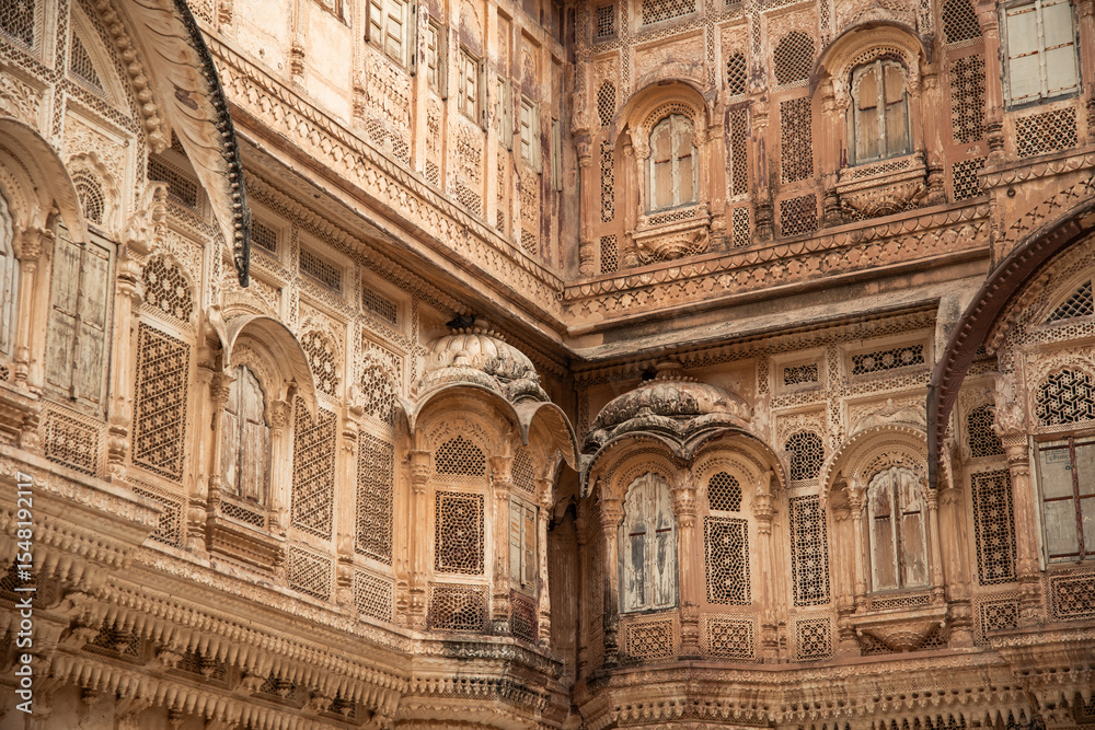 Obraz premium Intricate sandstone carvings adorning facade of Udaipur City Palace in India
