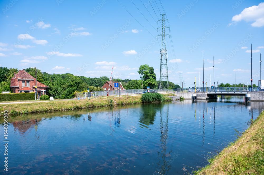 Obraz premium Natural green reflections at the banks of the canal in Tildonk, Haacht, Belgium