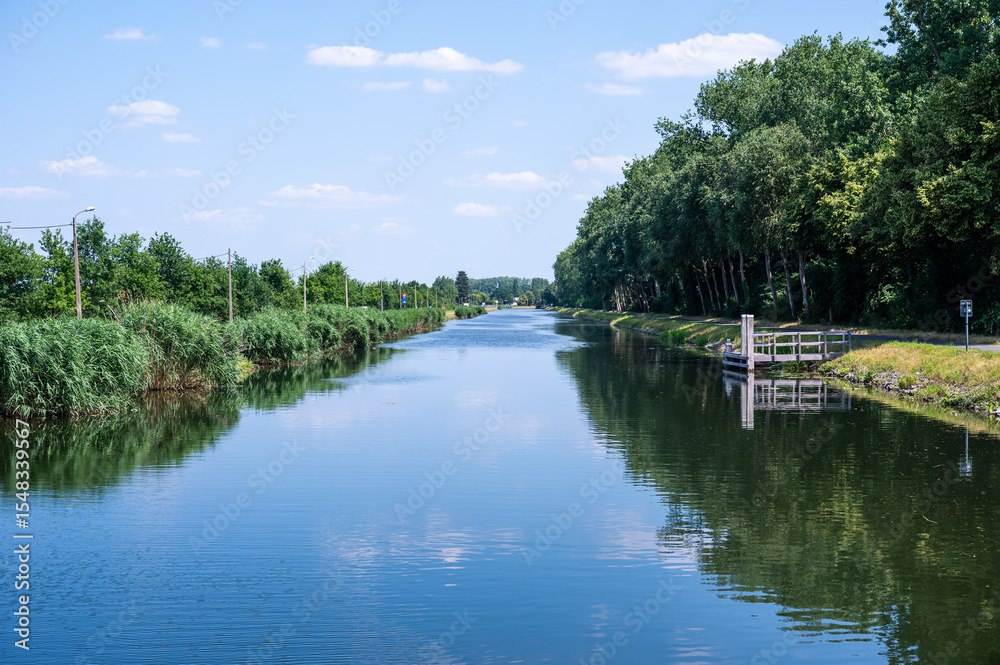Obraz premium Natural green reflections at the banks of the canal in Tildonk, Haacht, Belgium