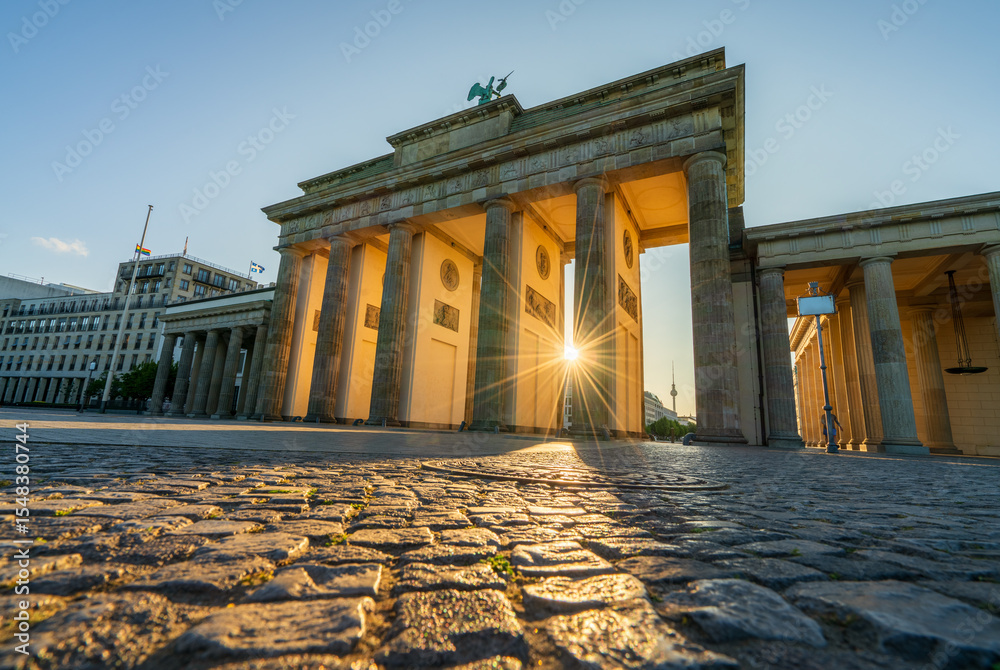 Obraz premium The Brandenburg Gate in Berlin at sunrise. Germany