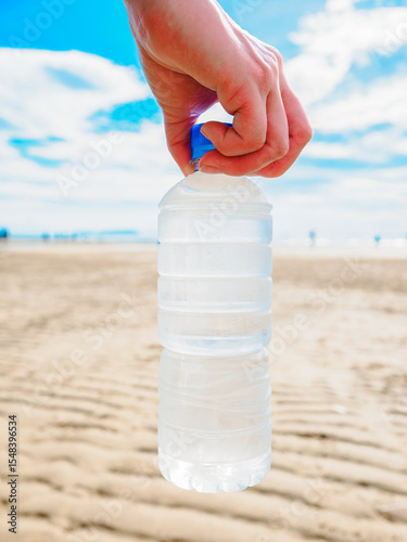 手で持つ水が入ったペットボトル　水分補給