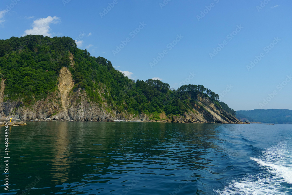 Obraz premium 遊覧船から見る荒々しい三陸海岸海